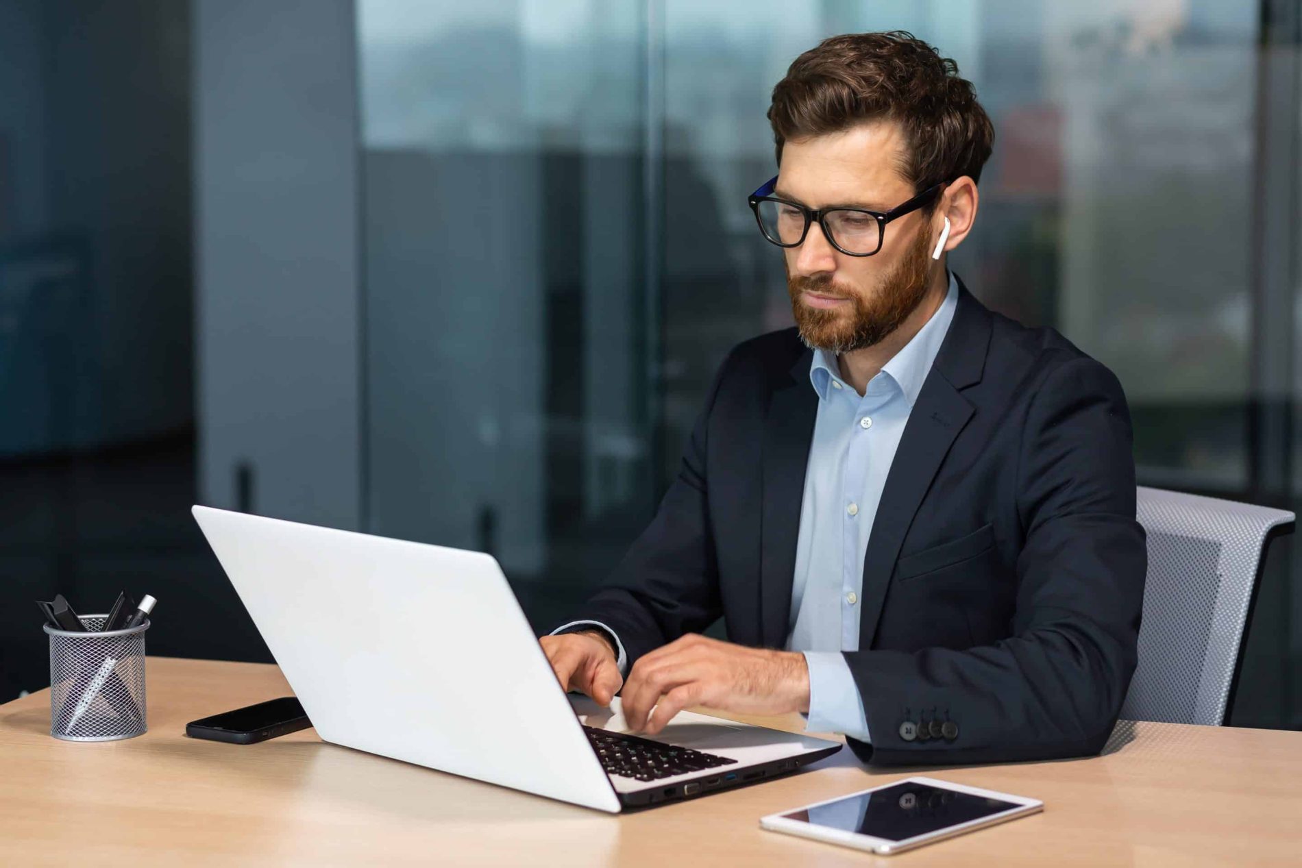 A meal employee uses Vroozi solutions to improve procurement.